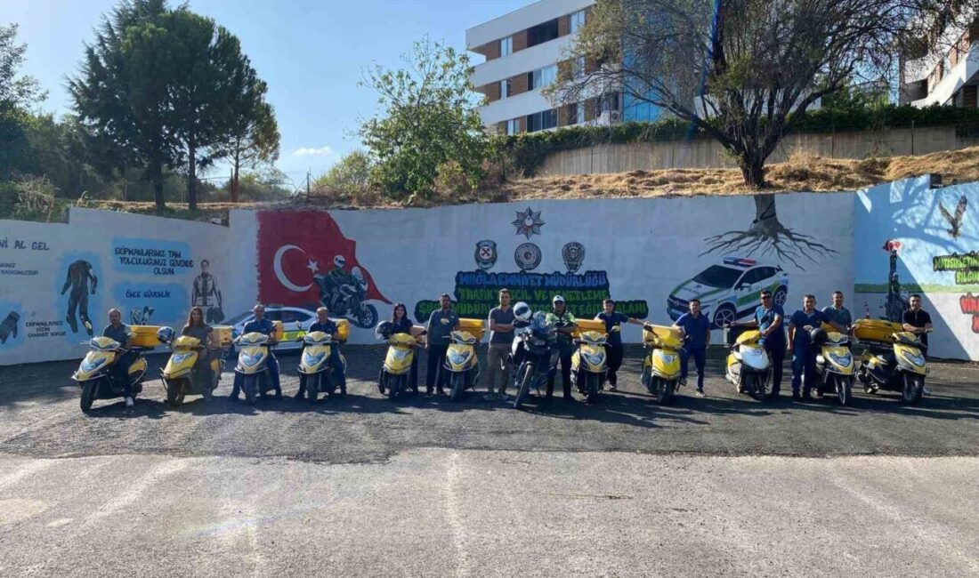 Muğla'da Bekir Çırakoğlu, motosikletli kuryelere güvenli sürüş eğitimi verdi. Eğitimin
