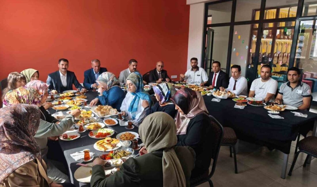 Muradiye Halk Eğitim Merkezi, yaz kurslarının kapanışında usta öğreticilerle bir