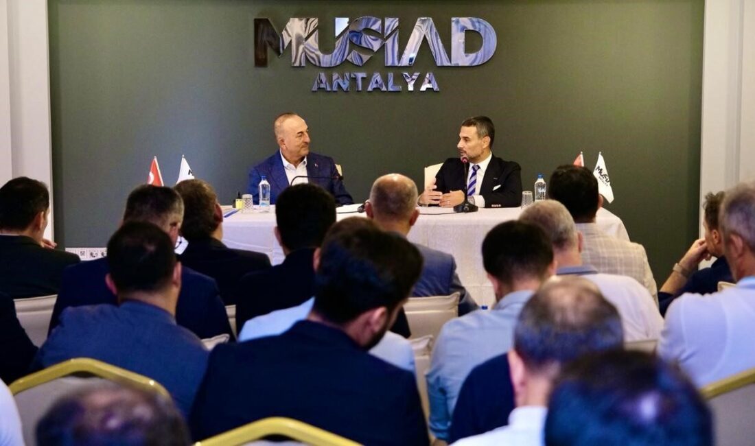Eski Dışişleri Bakanı Mevlüt Çavuşoğlu, MÜSİAD Antalya Şubesi’ni ziyaret ederek,