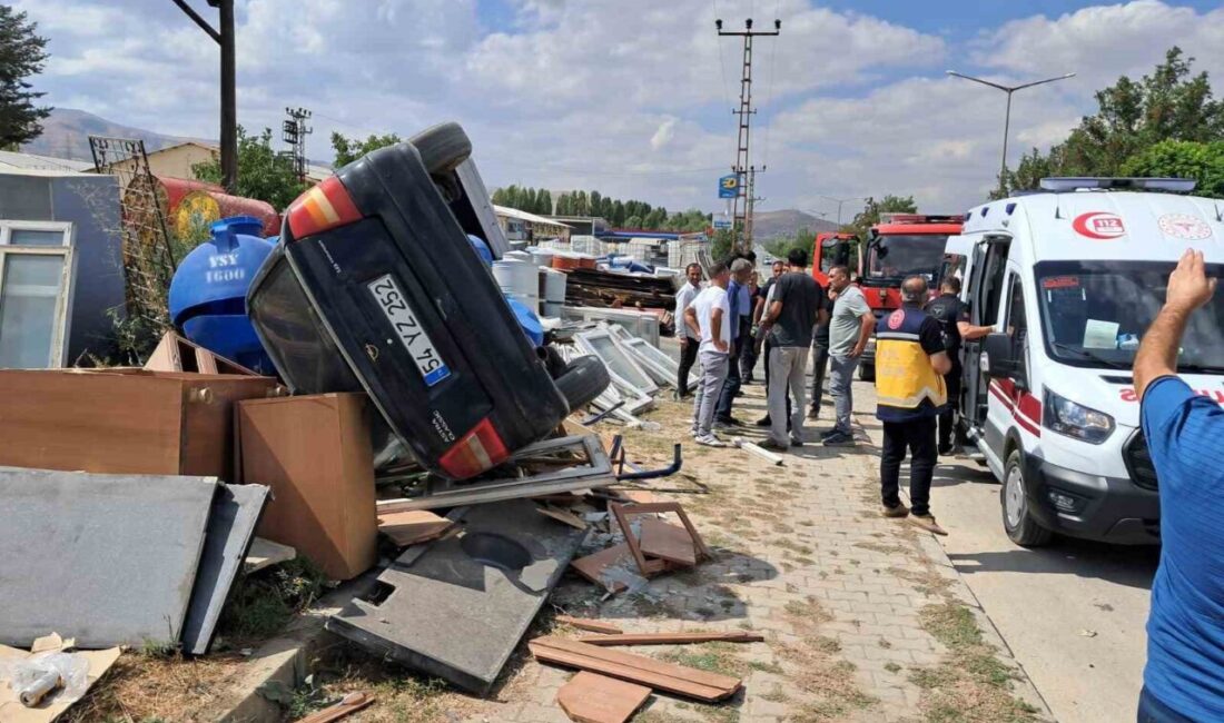 Muş’ta bir otomobil kontrolünü kaybederek hurda dükkanına girdi. Kazada araçta