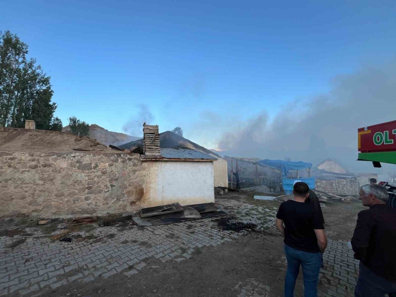 Erzurum'un Narman ilçesindeki Göllü Mahallesi'nde çıkan yangında üç ev ve