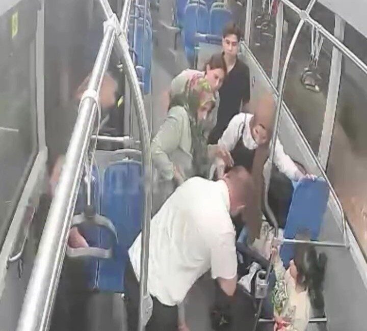 Kocaeli'de otobüs şoförü Ferdi Karabacak, yolculuk sırasında boğazına cips kaçan