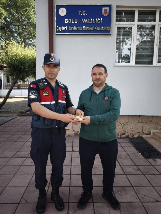 Bolu'da jandarma, yol kenarında bulunan ve 205 bin lira değerindeki