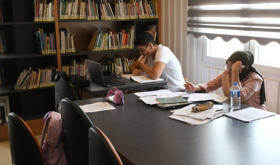 Kuşadası'ndaki Güler Aydın Süzgeç Sosyal Tesisleri'nde açılan Kütüphane ve Kitap