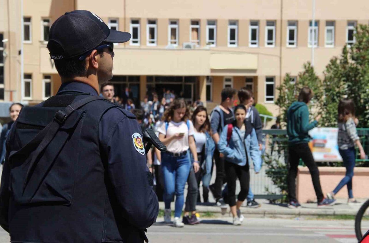 Erzincan'da, İl Emniyet Müdürlüğü ekipleri, eğitim güvenliğini sağlamak için okul