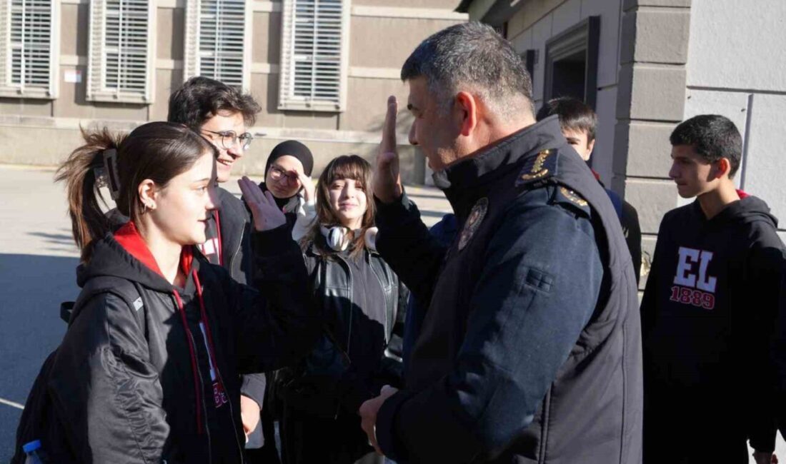 Erzurum Emniyet Müdürü Onur Karaburun, sabah saatlerinde okul çevrelerinde denetim