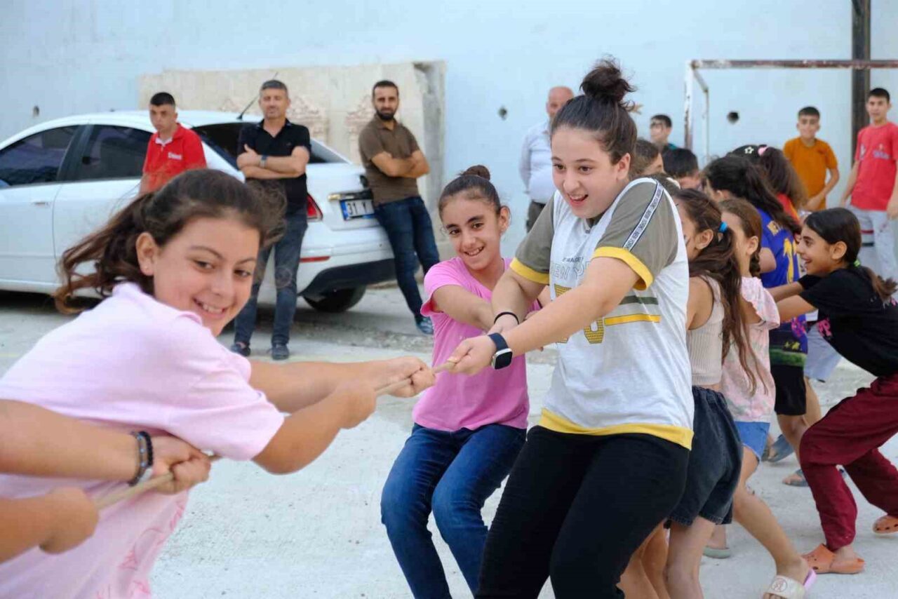 Defne Belediyesi, Orhanlı Mahallesi'nde düzenlediği etkinlikte çocukların yüzünü güldürdü. Halil