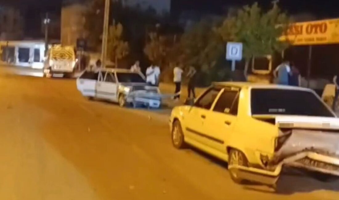Osmaniye'nin Kadirli ilçesinde 4 aracın karıştığı zincirleme trafik kazasında, maddi