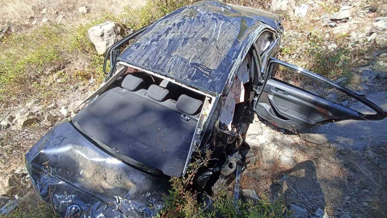 Tokat'ın Niksar ilçesinde S.Ç.'nin kullandığı otomobil virajda kontrolden çıkarak uçurumdan