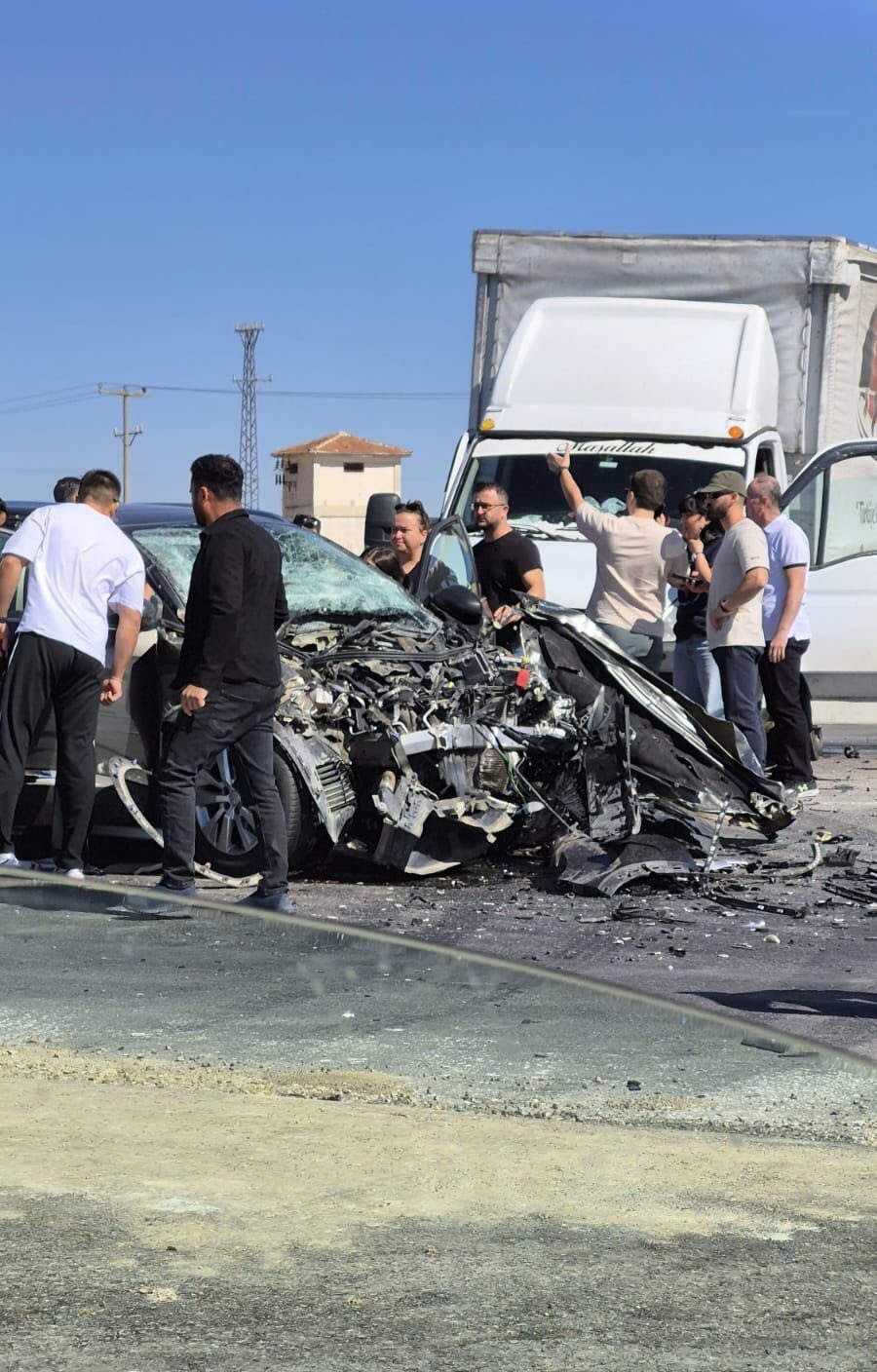 Eskişehir-Ankara yolunda bir kamyonet ile otomobilin çarpışması sonucu 5 kişi