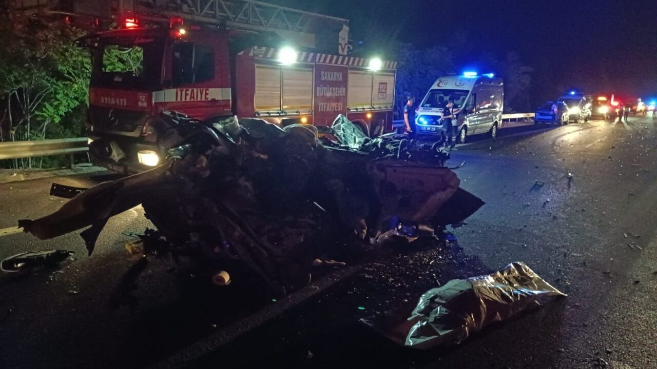 Anadolu Otoyolu Sakarya geçişinde meydana gelen kazada, C.M. idaresindeki otomobil,