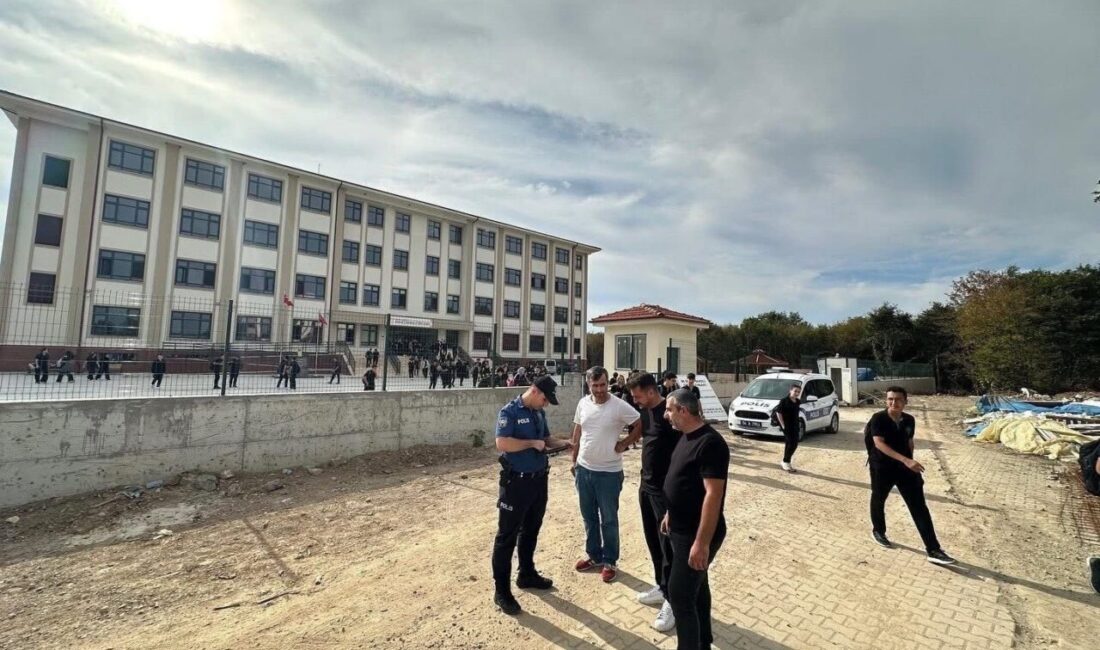 Sakarya'nın Hendek ilçesinde, yeni eğitim yılıyla birlikte polis ve jandarma,