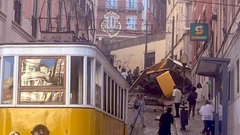 Lizbon'da turistik Gloria Füniküleri'nde raydan çıkan araçta meydana gelen kazada