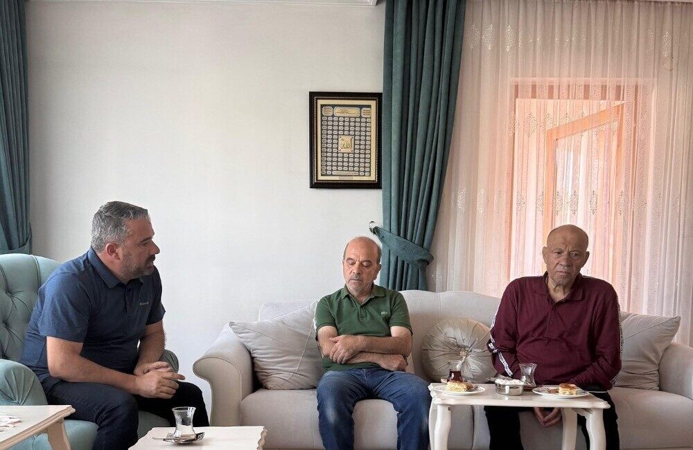 Pursaklar Belediye Başkanı Ertuğrul Çetin, yakınlarını kaybeden aileleri ziyaret ederek