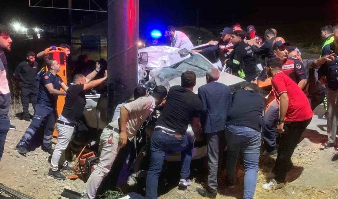 Batman'ın Gültepe Mahallesi'nde bir otomobil, direksiyon hakimiyetinin kaybedilmesi sonucu reklam