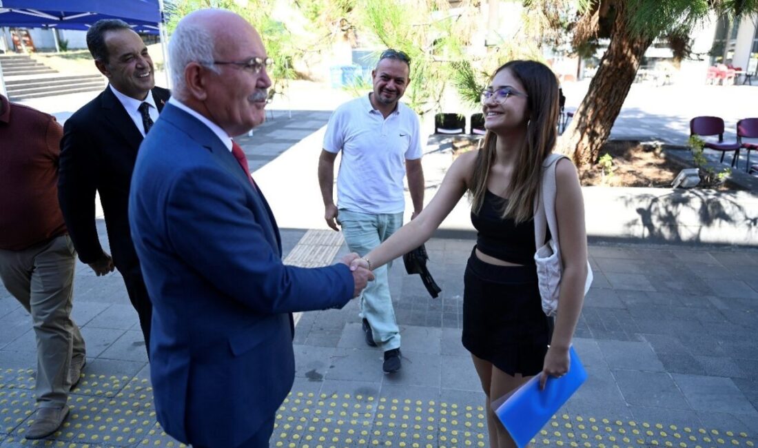 Uşak Üniversitesi Rektörü Prof. Dr. Ekrem Savaş, yeni kayıt yaptıran