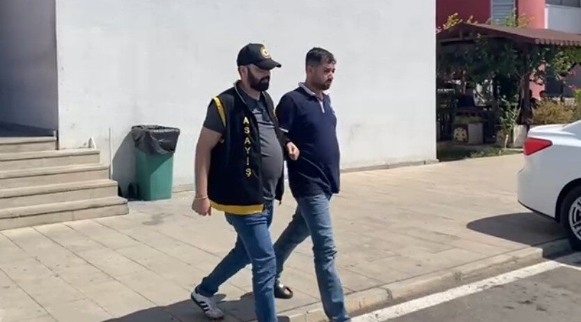 Adana'nın Seyhan ilçesinde, kendilerini polis olarak tanıtan E.B. ve Halil