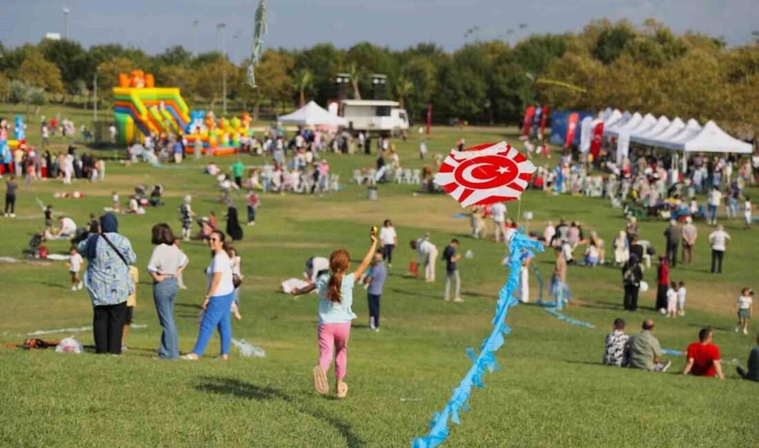 Samsun'da düzenlenen "Ailem Samsun" Uçurtma Şenliği, aileler ve çocukların keyifli