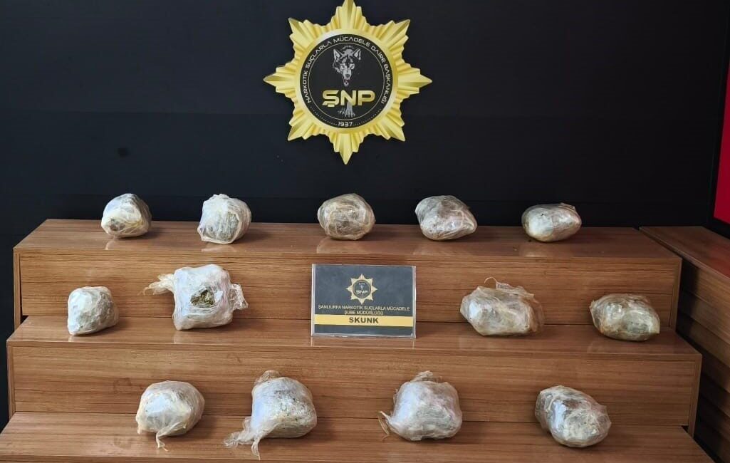 Şanlıurfa’da Durdurulan Otomobilde 7 Kilo 150 Gram Skunk Ele Geçirildi, 1 Şüpheli Gözaltına Alındı Şanlıurfa'da düzenlenen operasyonda, 13 parça halinde 7 kilo 150 gram
