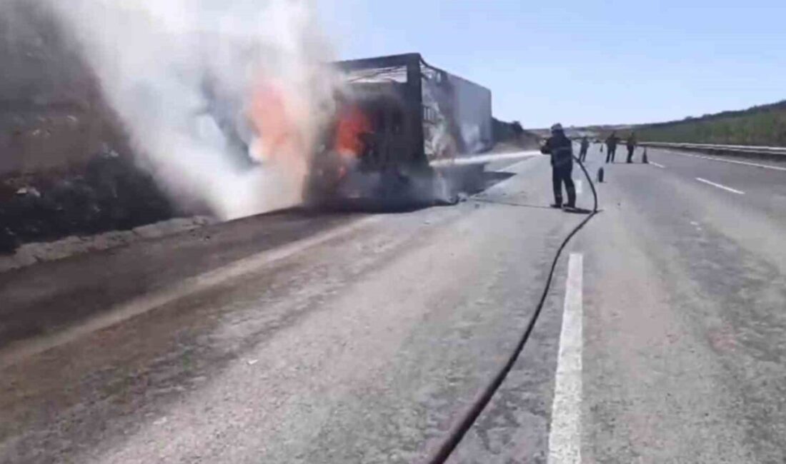 Şanlıurfa'nın Birecik ilçesinde bir tırın dorsesindeki saman balyaları henüz bilinmeyen