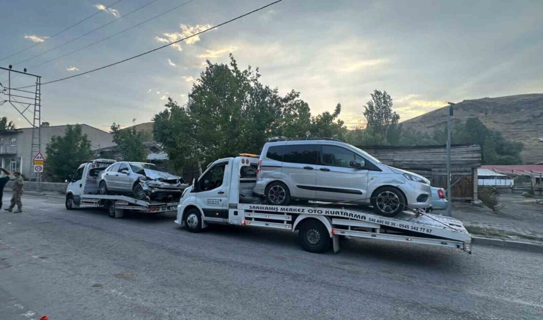 Sarıkamış'ta, üç aracın karıştığı zincirleme trafik kazasında, 1'i çocuk toplam