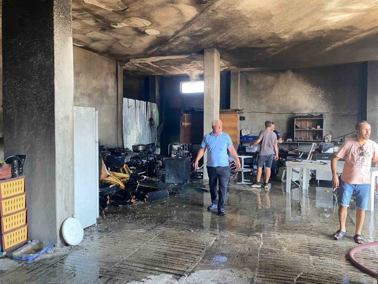 Antalya'nın Serik ilçesindeki Kadriye Mahallesi'nde, iki katlı bir evin altında