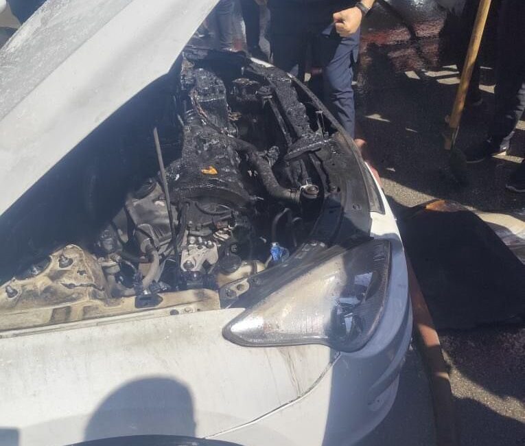 Siirt'in Kurtalan ilçesinde seyir halindeki bir araç aniden alev aldı.