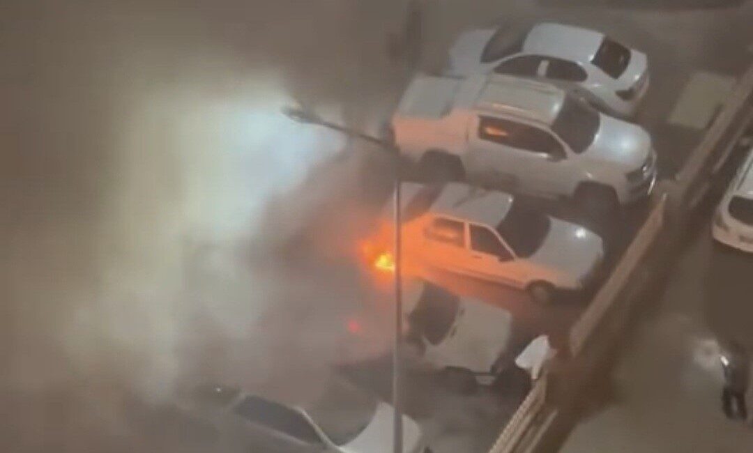 Şanlıurfa’nın Siverek ilçesinde park halindeki bir otomobilde çıkan yangın, mahallede