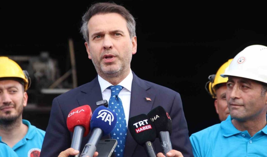 Enerji ve Tabii Kaynaklar Bakanı Alparslan Bayraktar, Manisa'nın Soma ilçesindeki