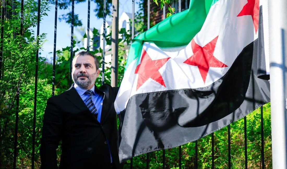 Suriye Dışişleri Bakanı Esad Hasan Şeybani, Washington'daki Suriye Büyükelçiliği'nde bayrağın