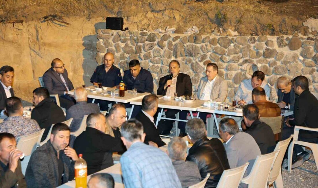 Talas Belediyesi, bu ayki muhtarlar toplantısını Mengücek Mahallesi'nde gerçekleştirdi. Başkan