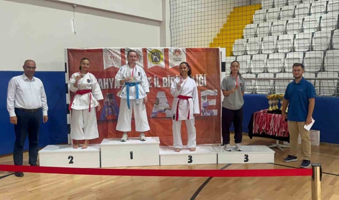 Kütahya Karate Ligi'nin ilk etabı, Tavşanlı Spor Salonu'nda yaklaşık 150