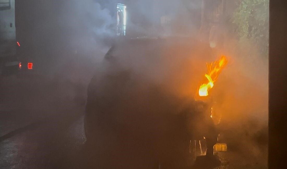 Tekirdağ Çorlu'da gece saatlerinde Kemalettin Mahallesi'nde bir otomobilde çıkan yangın,