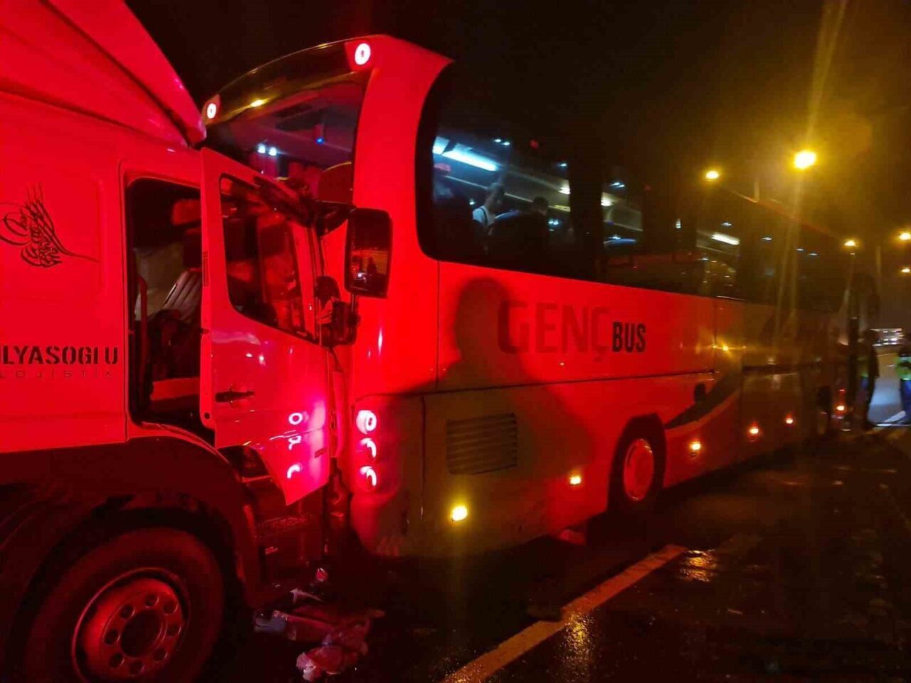 Bolu'da TEM Otoyolu'nda yolcu otobüsünün lastiği patlayarak orta şeritte durmasına