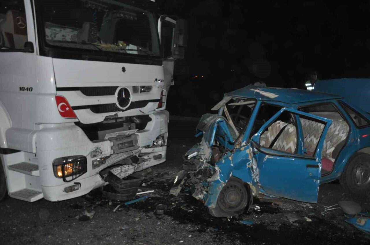 Kahramanmaraş'ın Afşin ilçesinde tır ile otomobilin çarpışması sonucu 3 kişi,