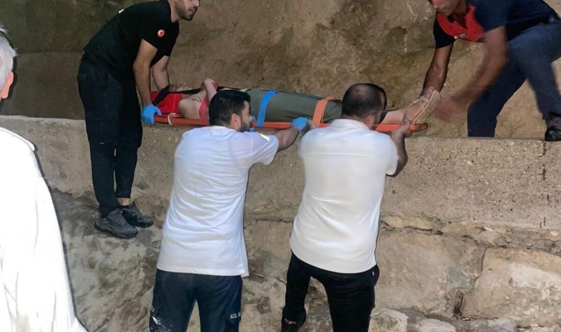 Hatay'ın Samandağ ilçesindeki tarihi Titus Tüneli'nde, yürüyüş esnasında dengesini kaybedip