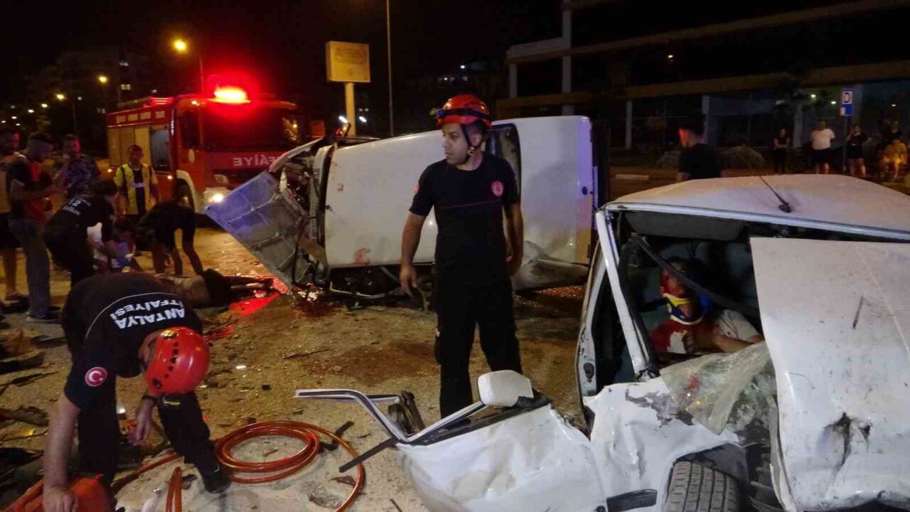 Antalya'nın Muratpaşa ilçesinde, ters yönden giden iki Tofaş otomobilin çarpışması