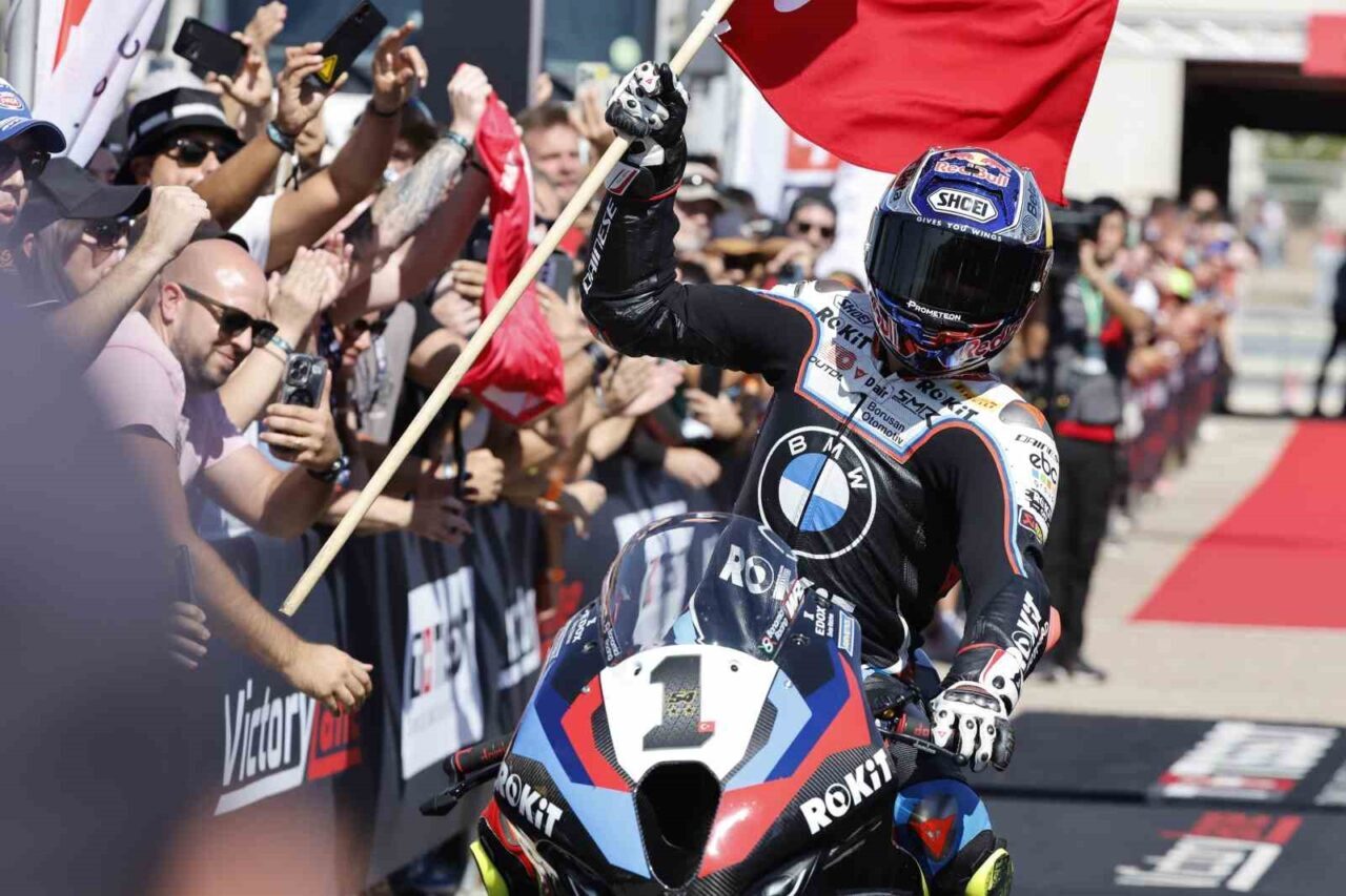 Milli motosikletçi Toprak Razgatlıoğlu, Dünya Superbike Şampiyonası'nın İspanya'daki Aragon Pisti'nde