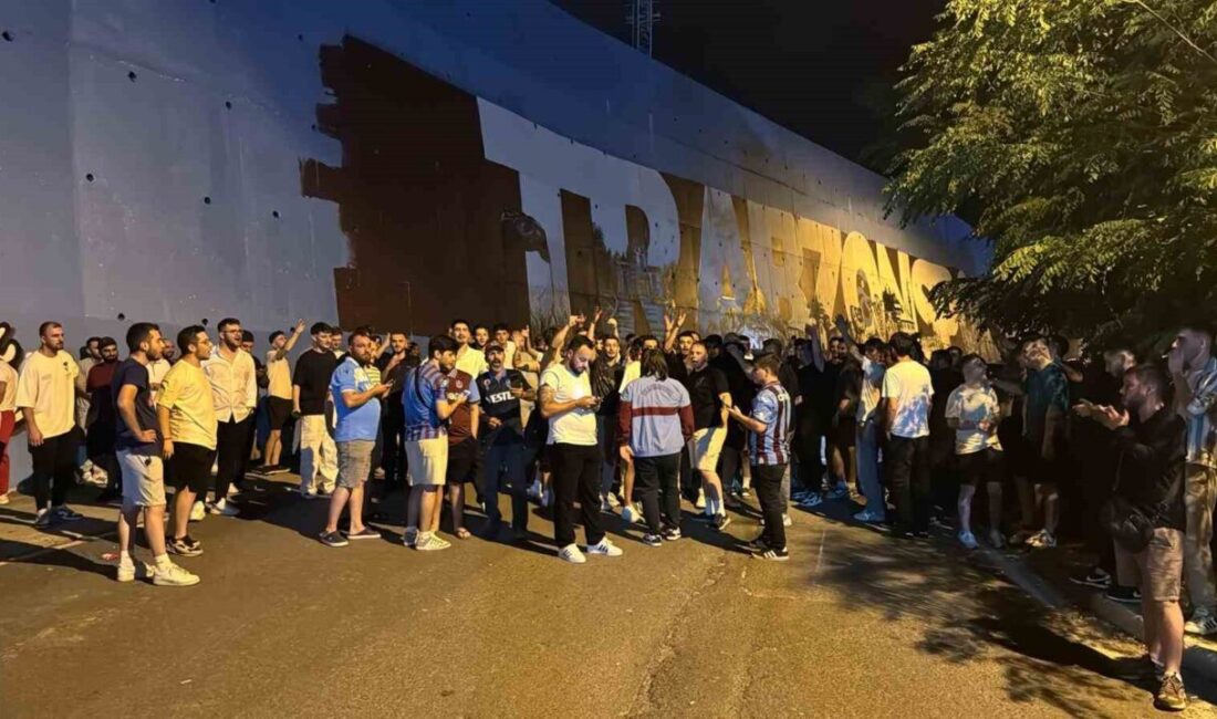 Trabzonspor taraftarları, kaptan Uğurcan Çakır’ın Galatasaray’a transfer iddialarını protesto etmek