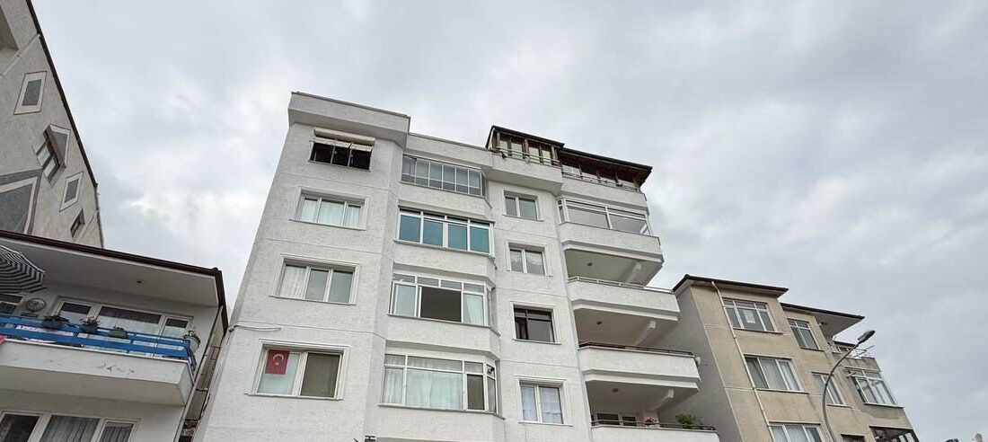 Yalova'nın Çınarcık ilçesinde terasından düşen ünlü sanatçı Güllü, 51 yaşında