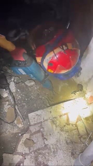 Bursa'nın Yıldırım ilçesinde, yavru kedi su borusuna girerek mahsur kaldı.