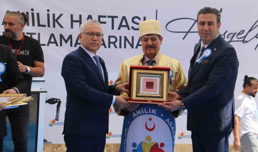 Sivas’ta kutlanan Ahilik Haftası'nda 'Yılın Ahisi' seçilen Şahin Berçin, hediye