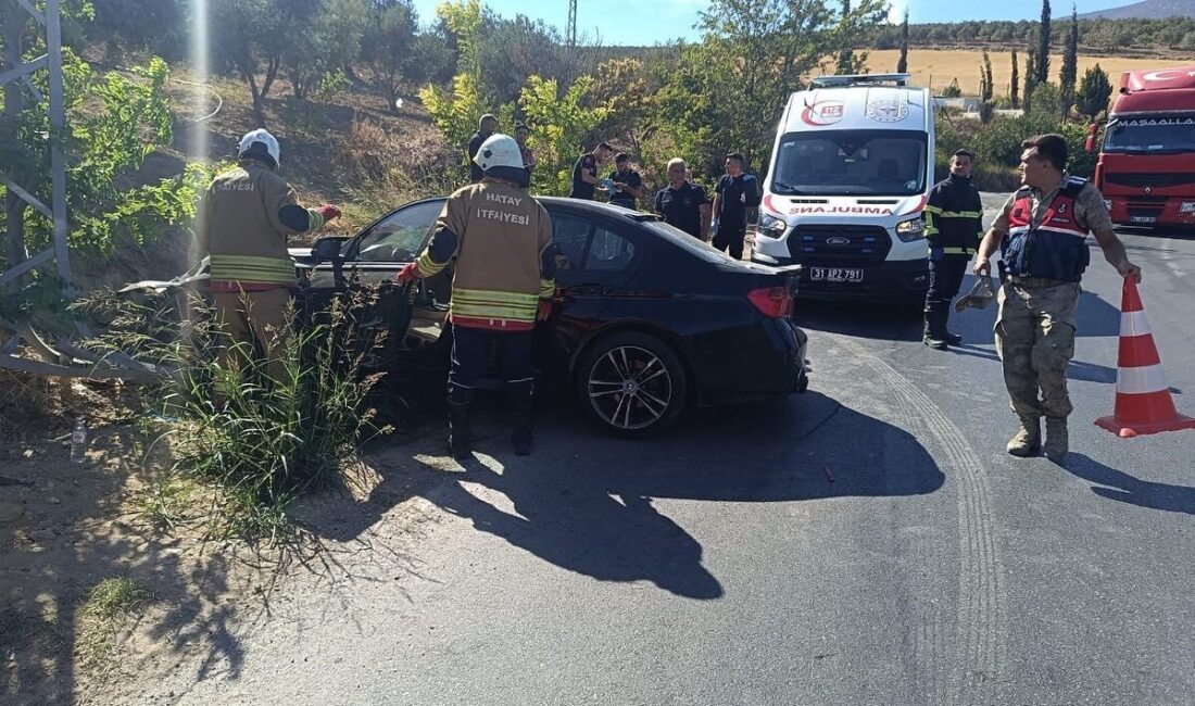Hatay'ın Kırıkhan ilçesinde, kontrolden çıkarak devrilen BMW marka otomobilin sürücüsü