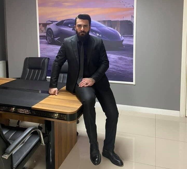 Kocaeli'nin Gebze ilçesinde yol kenarında hareketsiz yatan Semih Alkan, vatandaşların