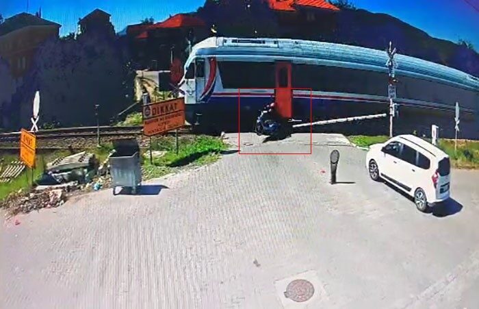 Zonguldak'ın Çaycuma ilçesinde S.D. yönetimindeki motosiklete yolcu treni çarptı. Kazada