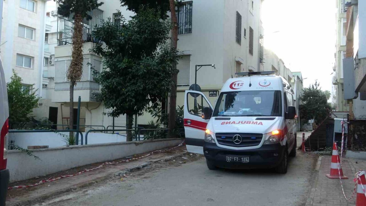 Antalya’da 72 yaşındaki avukat Enver Kaynak, bakıcısının bir saatlik dönüşünde