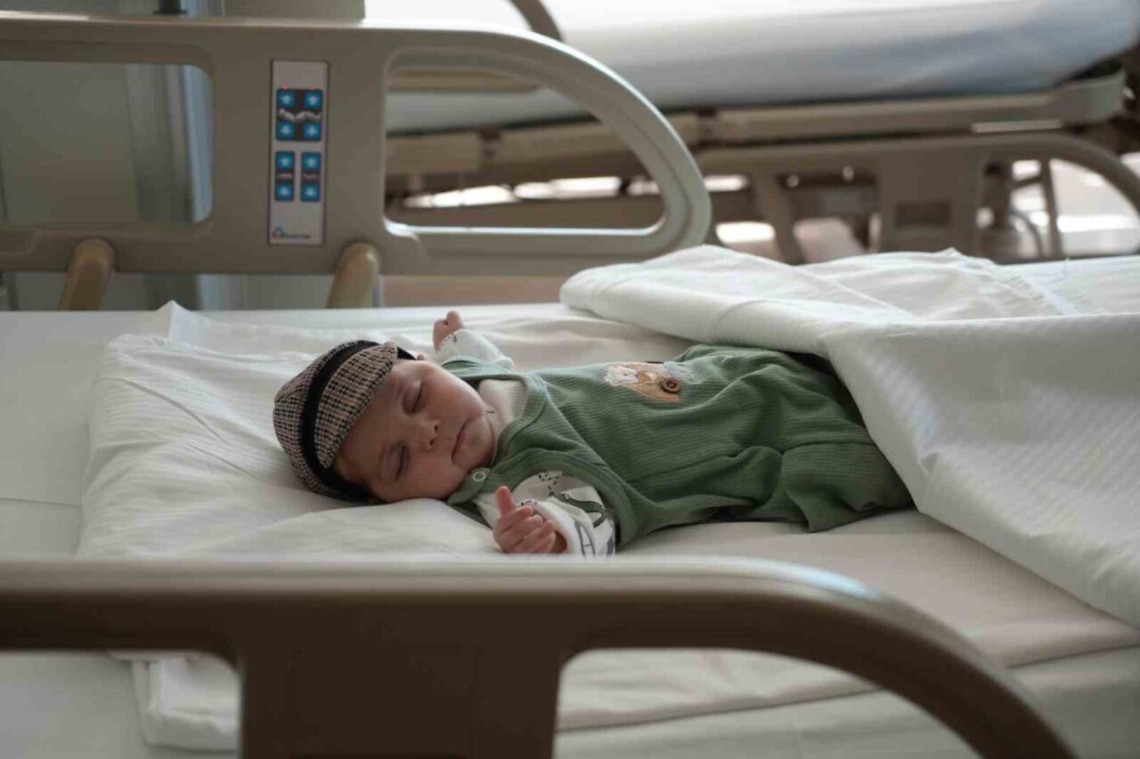 Filistinli 10 aylık Mahmoud Yasin'e Antalya'da annesi Heba Yasin'den canlı