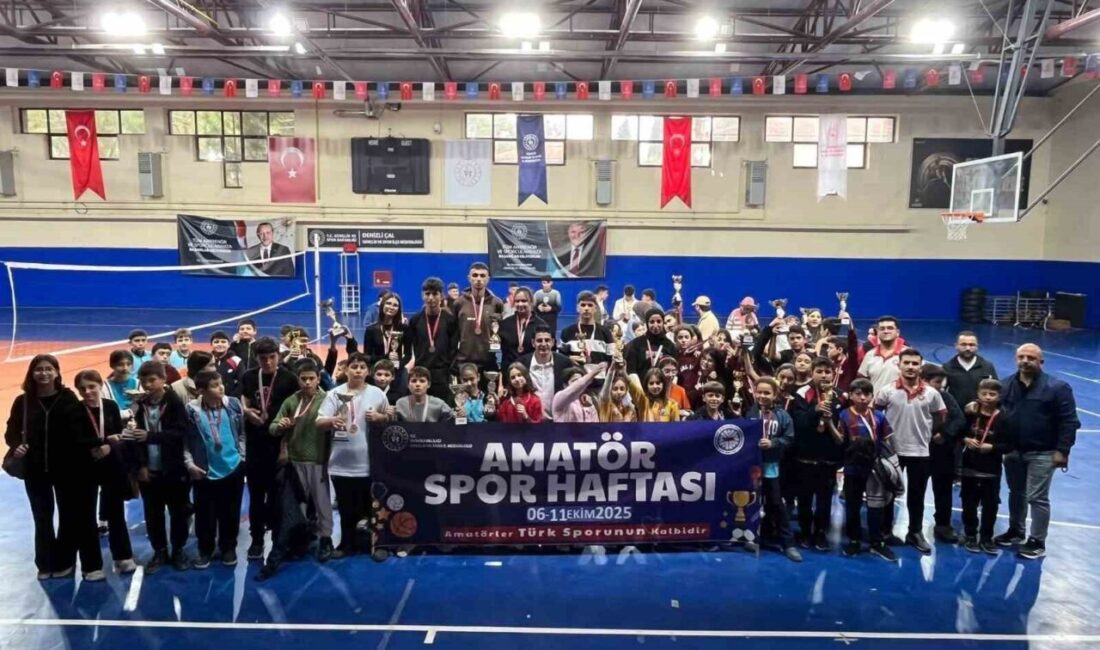 Çal’da Amatör Spor Haftası Kapsamında Floor Curling Turnuvası Coşkuyla Gerçekleşti Denizli'nin Çal ilçesinde gerçekleştirilen Floor Curling Turnuvası, Amatör Spor Haftası