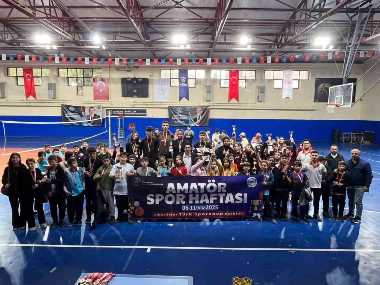 Denizli'nin Çal ilçesinde gerçekleştirilen Floor Curling Turnuvası, Amatör Spor Haftası