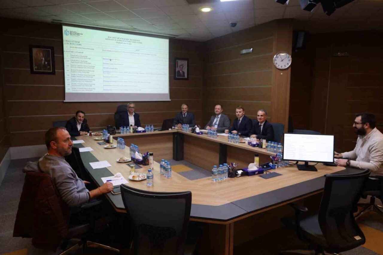 Kocaeli'de encümen toplantısında, özel halk otobüsü şoförlerine toplam 320 bin